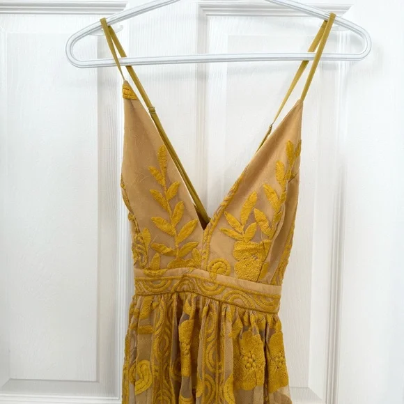 ๐ BLONDIE BOUTIQUE Entro Elegant Yellow Floral Maxi Dress from Blondie Boutique - Picture 4 of 8